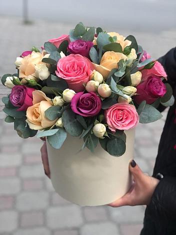 Цветочная композиция из Розы в шляпной коробке в Новом Хушете