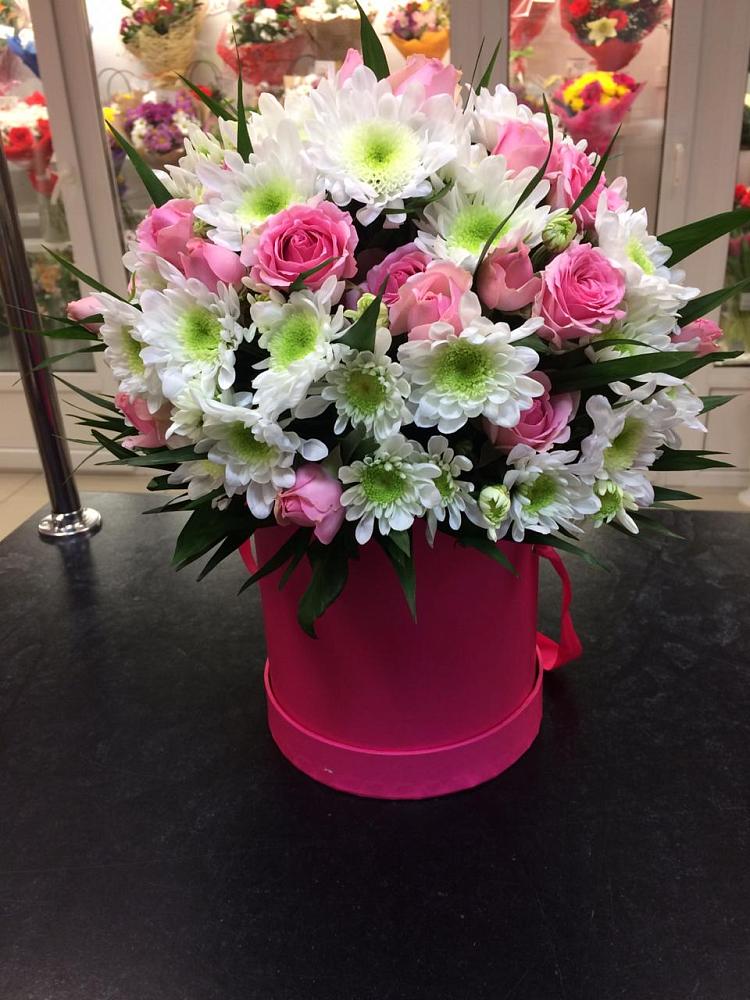 Цветочная композиция из Розы и Хризантемы в шляпной коробке в Новом Хушете