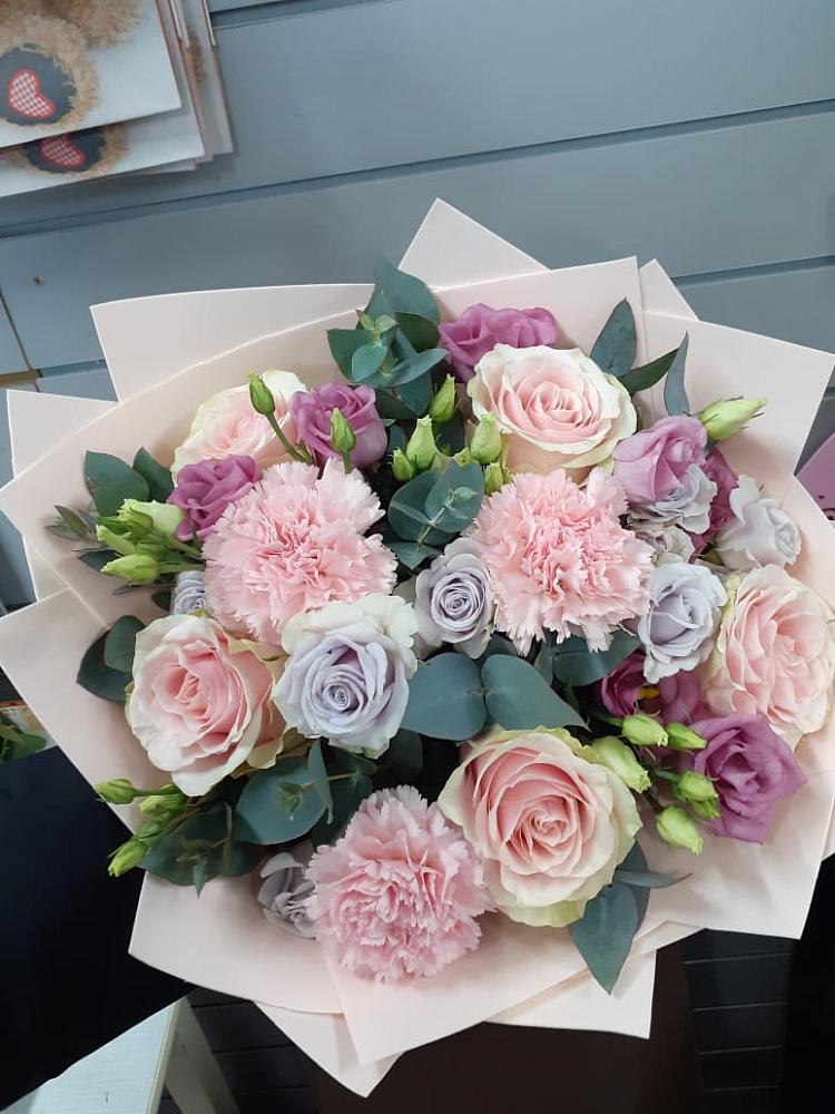 Букет цветов из: Розы, Гвоздики и Лизиантусы в Новом Хушете