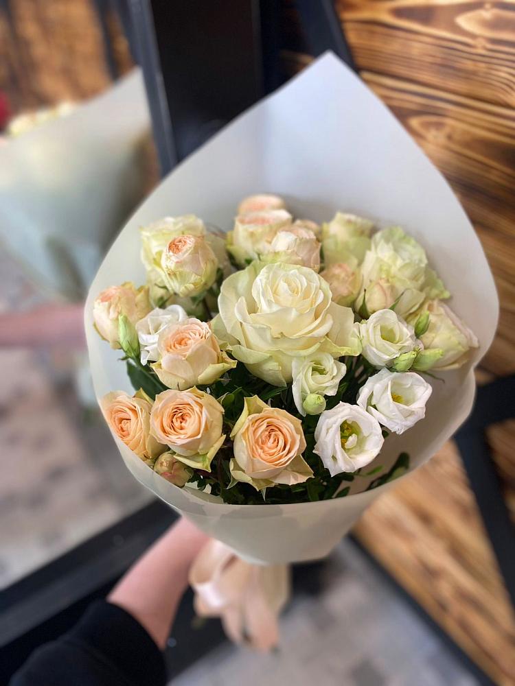 Букет цветов из: Розы и Лизиантусы в Новом Хушете